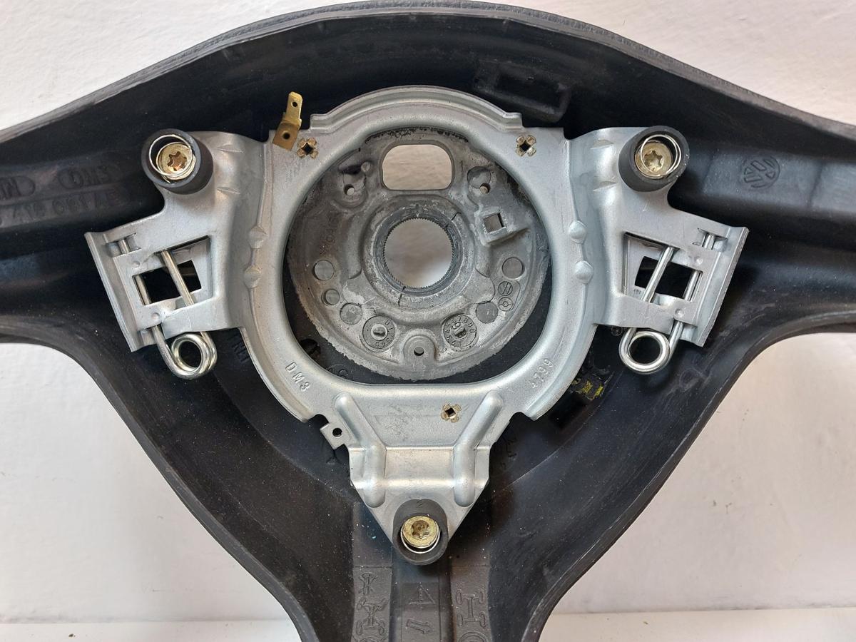 VW Passat 3B 3BG Golf 4 1J Bora Lederlenkrad unten abgeflacht Lenkrad Leder