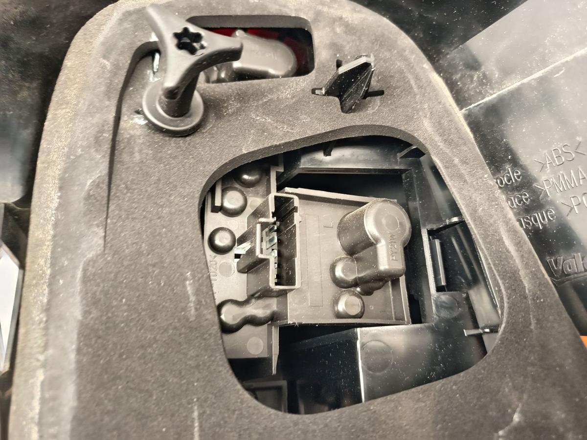 Renault Laguna III Kombi orig R&uuml;ckleuchte links vor Facelift Bj 2010