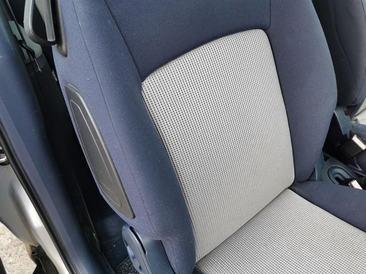 Peugeot 1007 K Beifahrersitz Autositz Sitz vorn rechts Stoff
