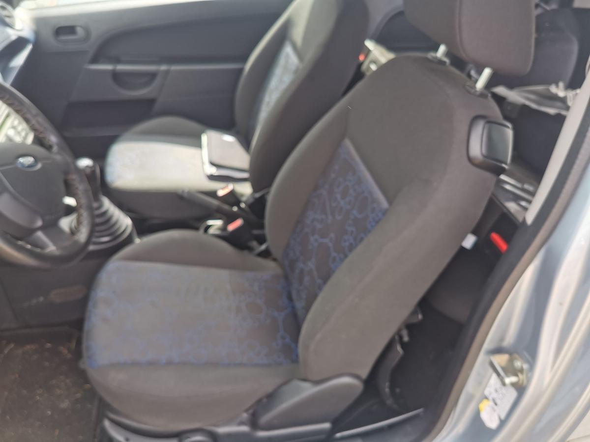 Ford Fiesta JD3 Fahrersitz Sitz Autositz vorn links Stoff 3 Türer