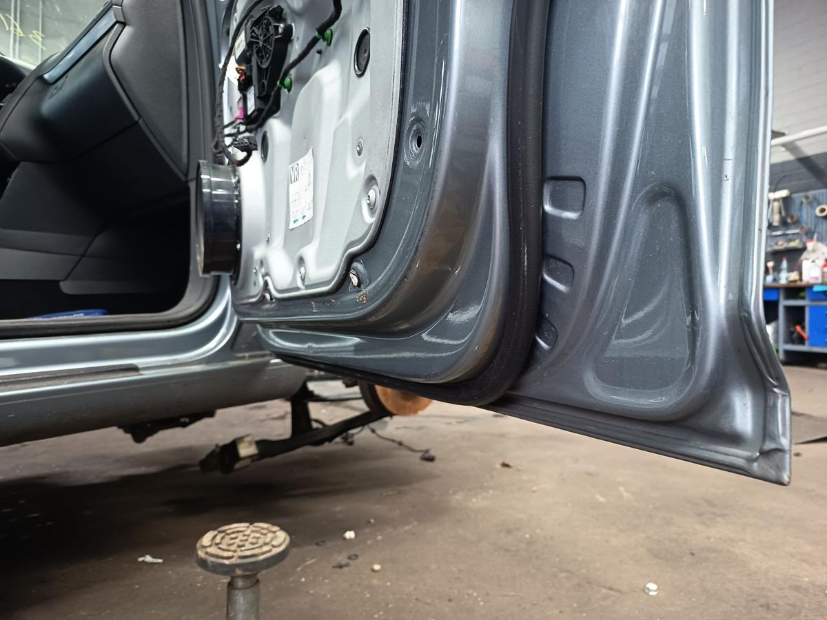 VW Touran 1T3 GP orig T&uuml;r vorn rechts Beifahrer (Roh) R7N Mountaingrey Bj 2010