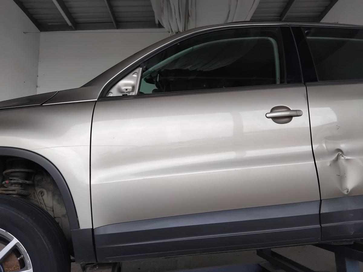 VW Tiguan 5N2 T&uuml;r vorn links Fahrert&uuml;r titaniumbeigemetallic LA1X BJ2012
