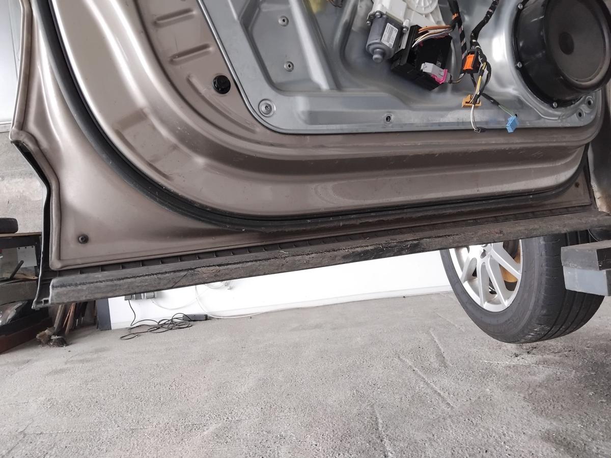 VW Tiguan 5N2 T&uuml;r vorn links Fahrert&uuml;r titaniumbeigemetallic LA1X BJ2012
