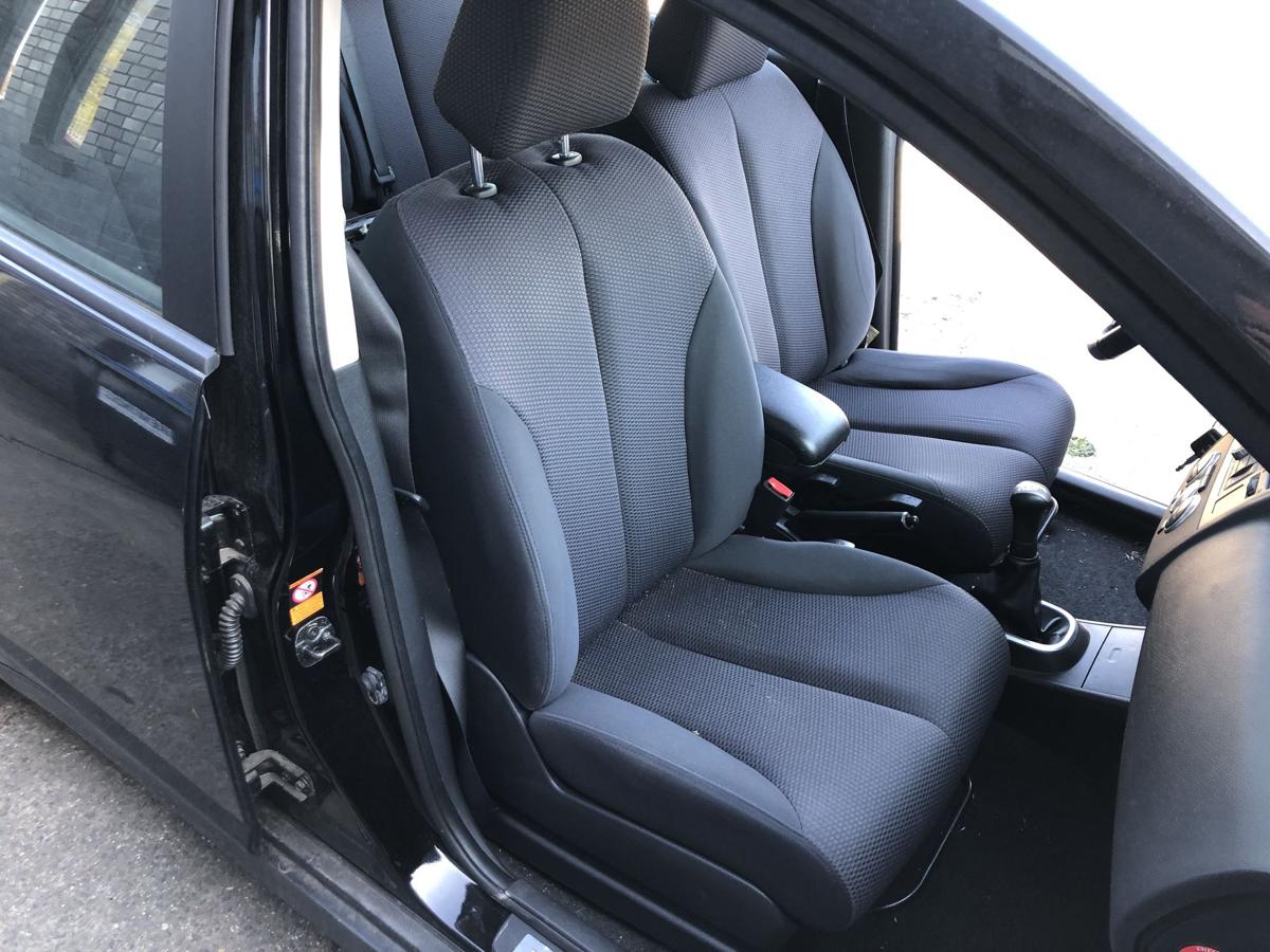 Nissan Tiida C11 Sitz vorn rechts Beifahrersitz Stoff ohne Heizung Autositz