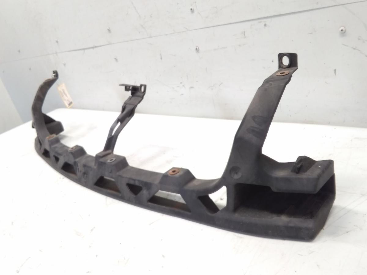 VW Passat 3BG original Grilltr&auml;ger St&uuml;tzteil Sto&szlig;f&auml;nger vorn BJ2004 3B0807469C