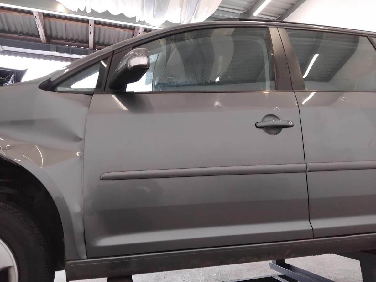 VW Touran 1T T&uuml;r vorn links Fahrert&uuml;r LD7X platingraumetallic BJ2007