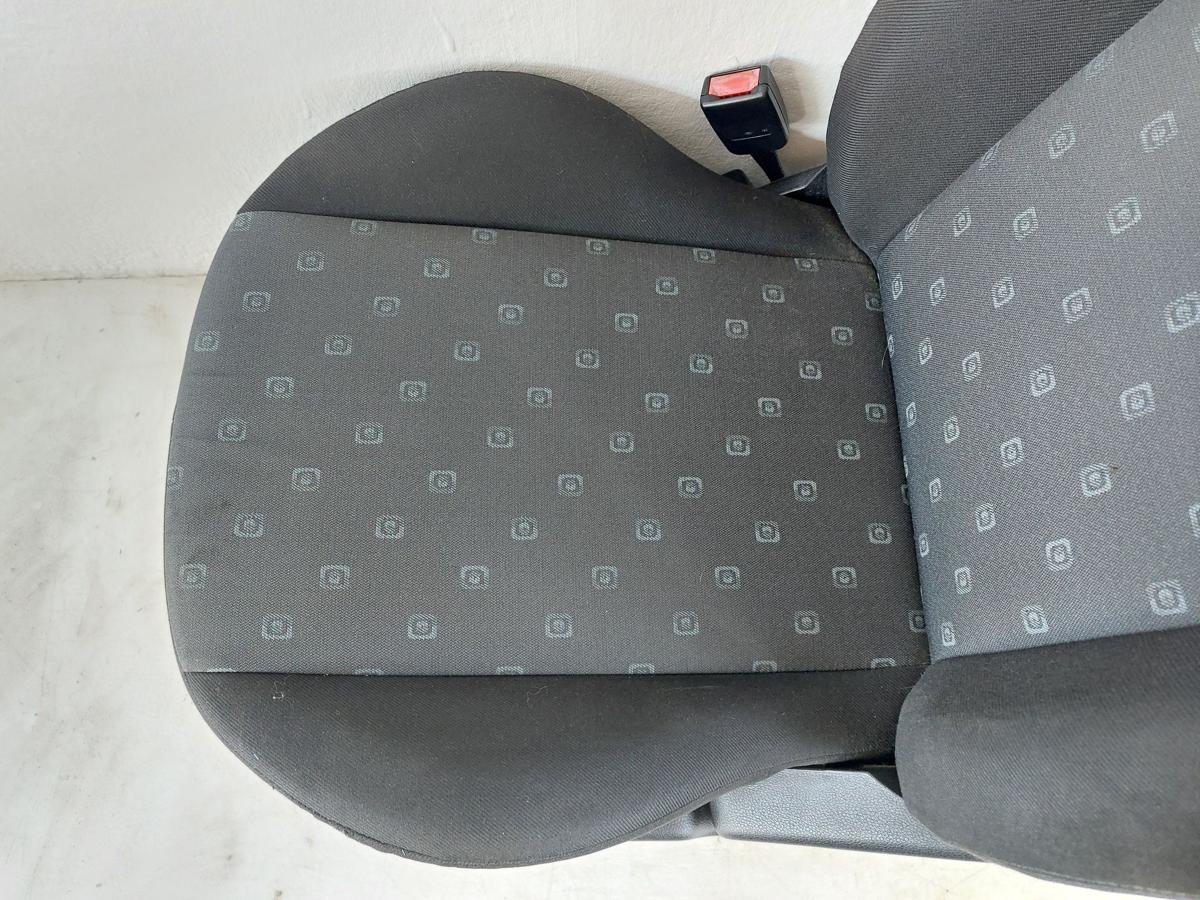 Ford Fiesta JD3 Fahrersitz Sitz Autositz vorn links Stoff 3 Türer