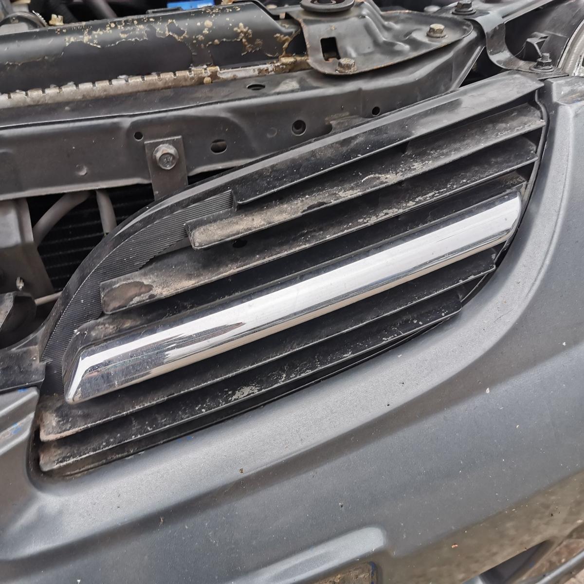 Nissan Almera Tino V10 Kühlergrill Grill Frontgrill Satz links und rechts