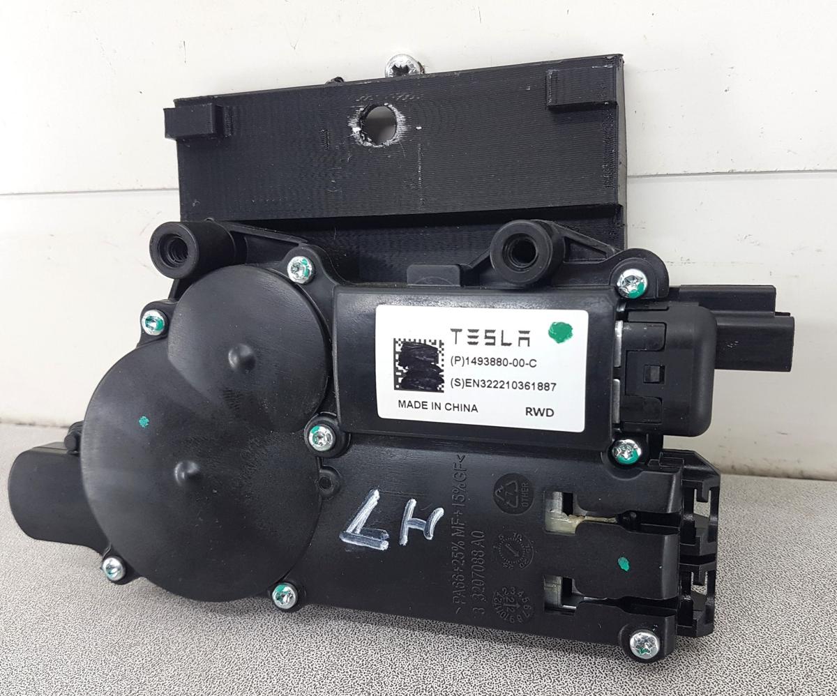 Tesla Model Y Stellmotor f&uuml;r R&uuml;cksitzverriegelung Bj2022 1493880-00-C