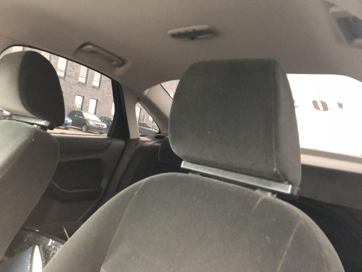 Ford Focus DA3 Sitz vorn links Fahrersitz Veloursitz ohne Heizung Autositz Stoff