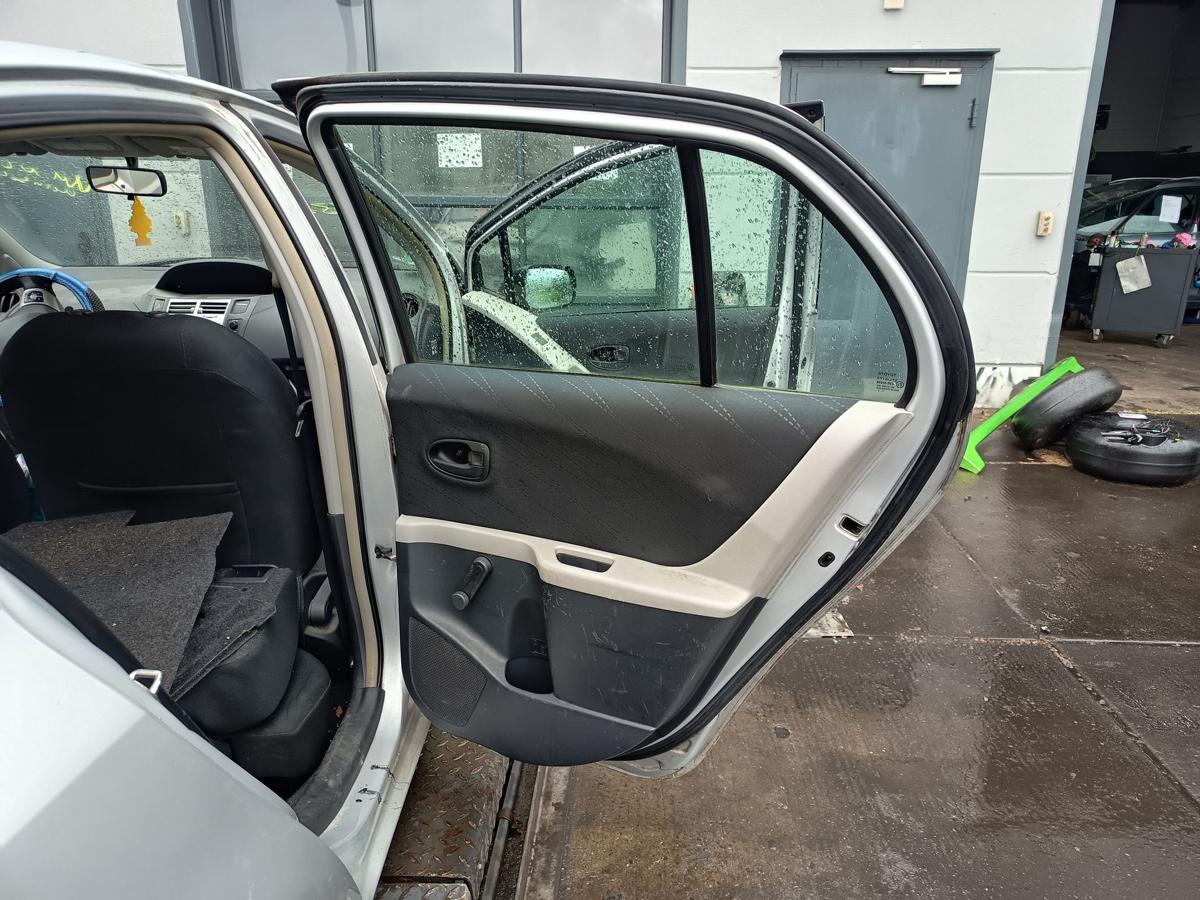 Toyota Yaris XP9 original Tür hinten rechts Fond 1E7 Silver pearl Bj 2006