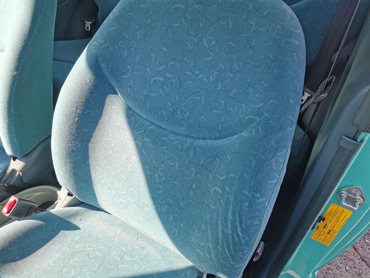 Toyota Yaris XP10 Fahrersitz Sitz Autositz vorn links 3 Türer Velour