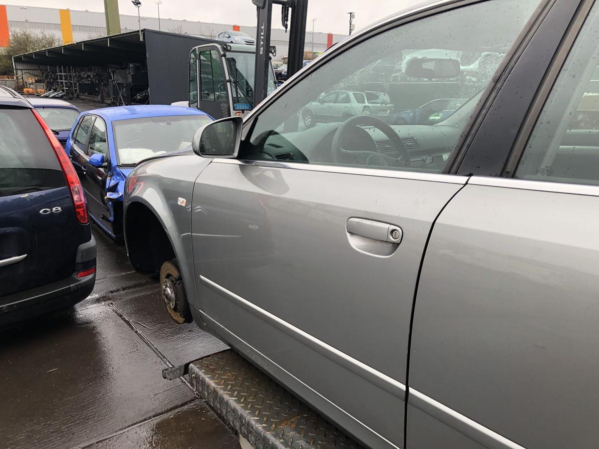 Audi A4 8E original Tür vorn links Fahrer Y7Q Atlasgrau Bj 2002