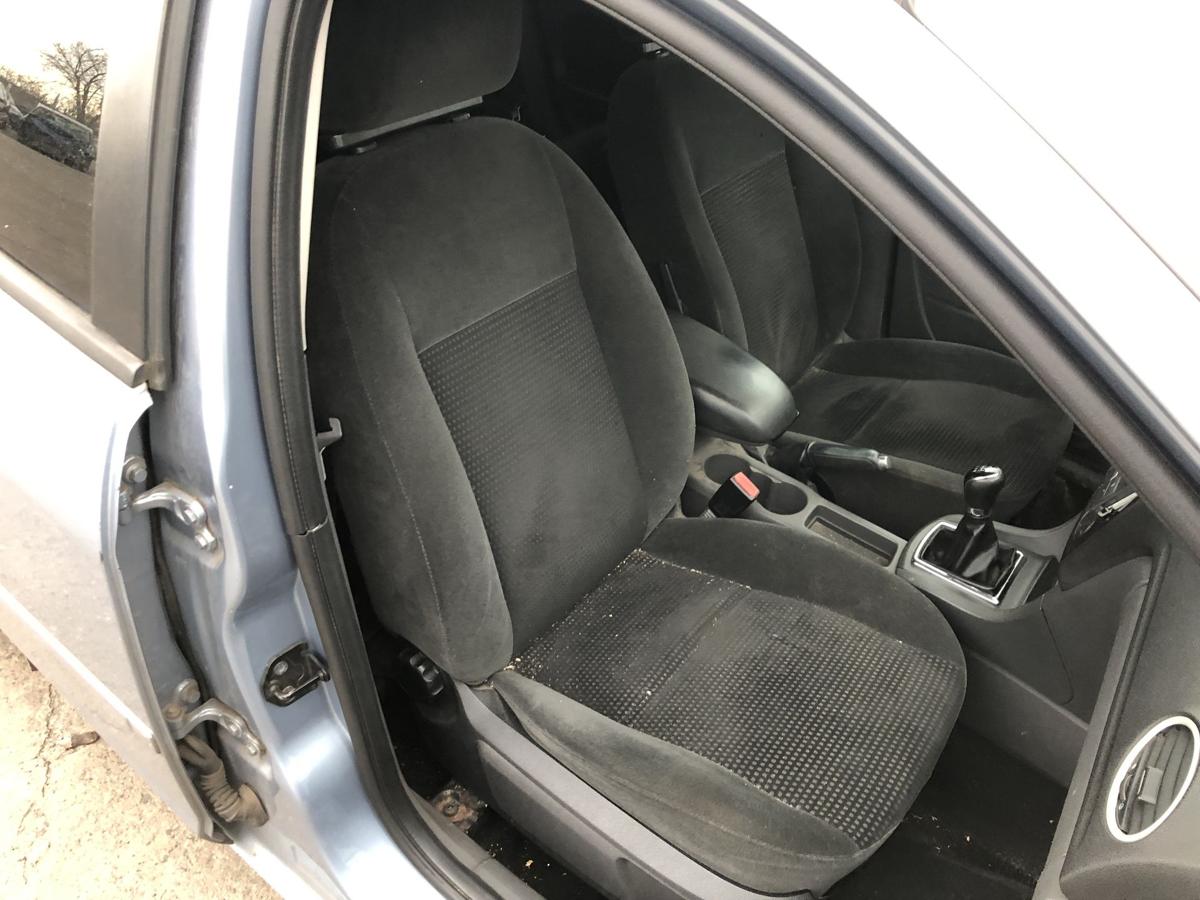 Ford Focus DA3 Sitz vorn rechts Beifahrersitz Veloursitz ohne Heizung Stoff