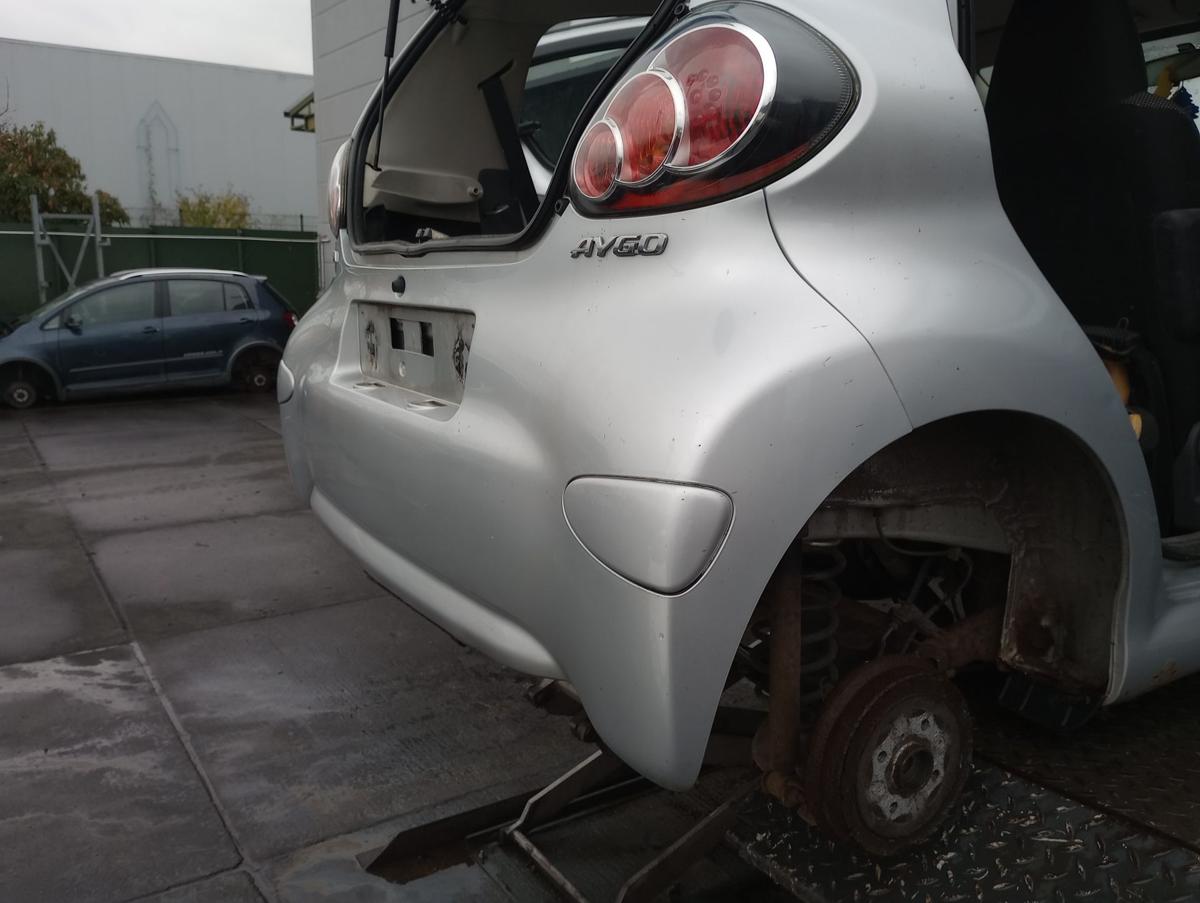 Toyota Aygo original Stoßstange Stossfänger hinten Heck 1E7 Merlansilber Bj 2009