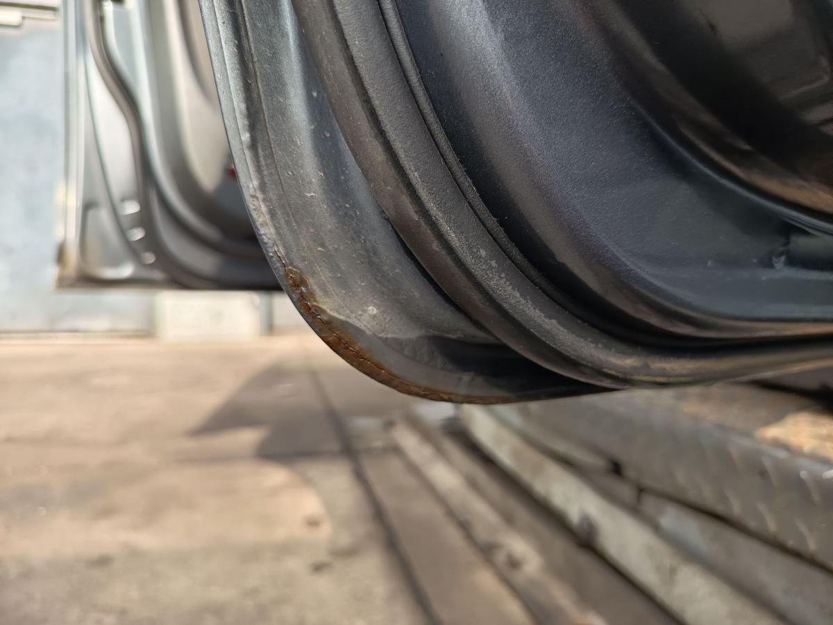 VW Touran 1T original T&uuml;r hinten links Fond Rohbau D7X Platingrau Bj 2006