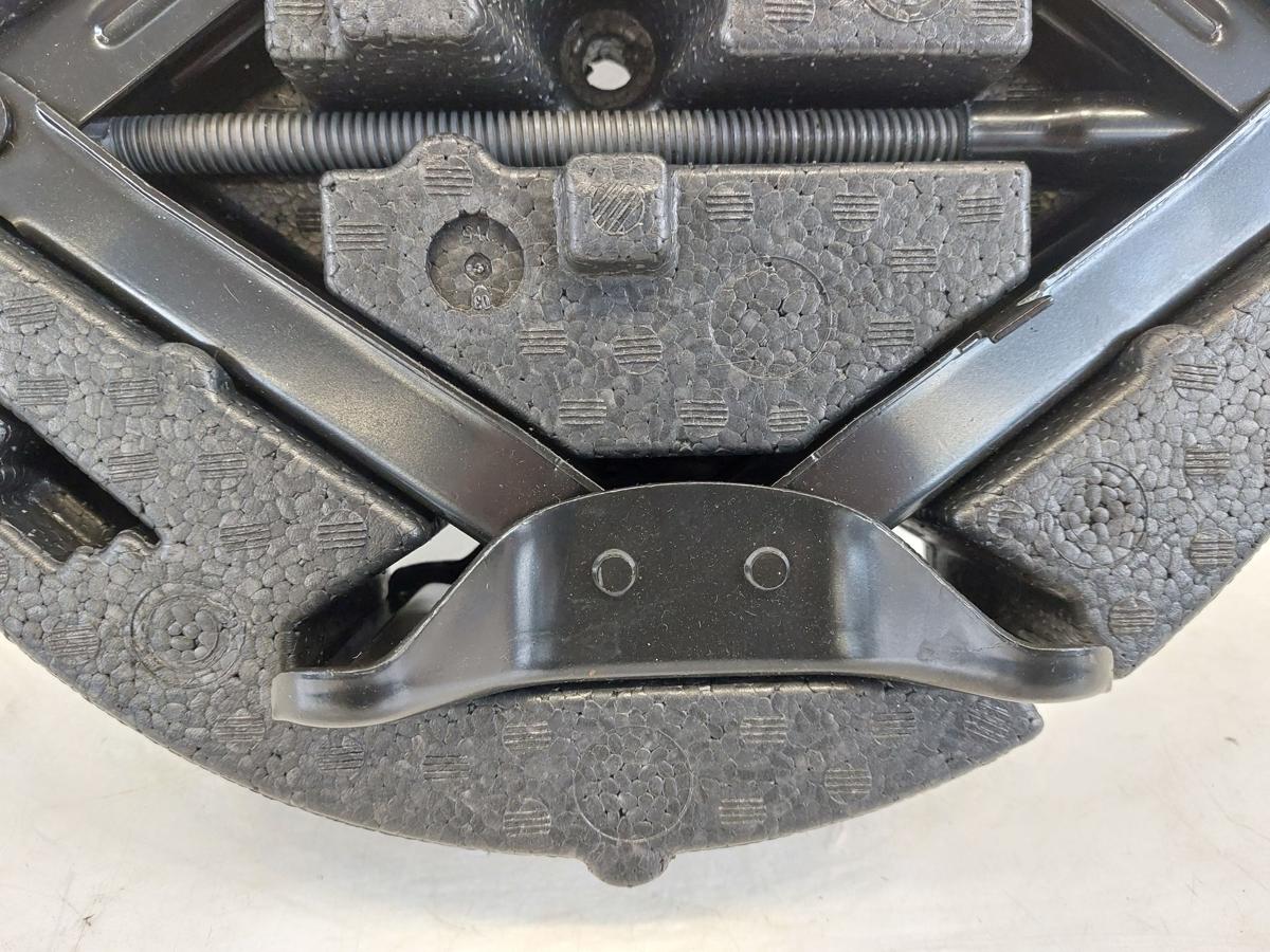 Opel Astra J Caravan Schaumstoffeinleger mit Wagenheber und Abschleppöse Panne