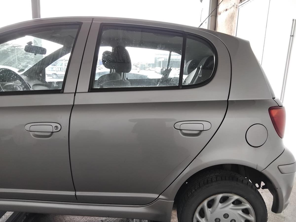 Toyota Yaris P1 T&uuml;r hinten links 1D2 Silbergraumetallic Japan BJ2004