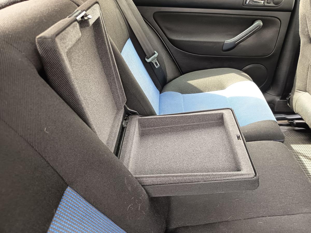 VW Golf IV 5t&uuml;rer Limo R&uuml;cksitzbank ohne Gurte Fond Stoff blau/schwarz Bj 1998