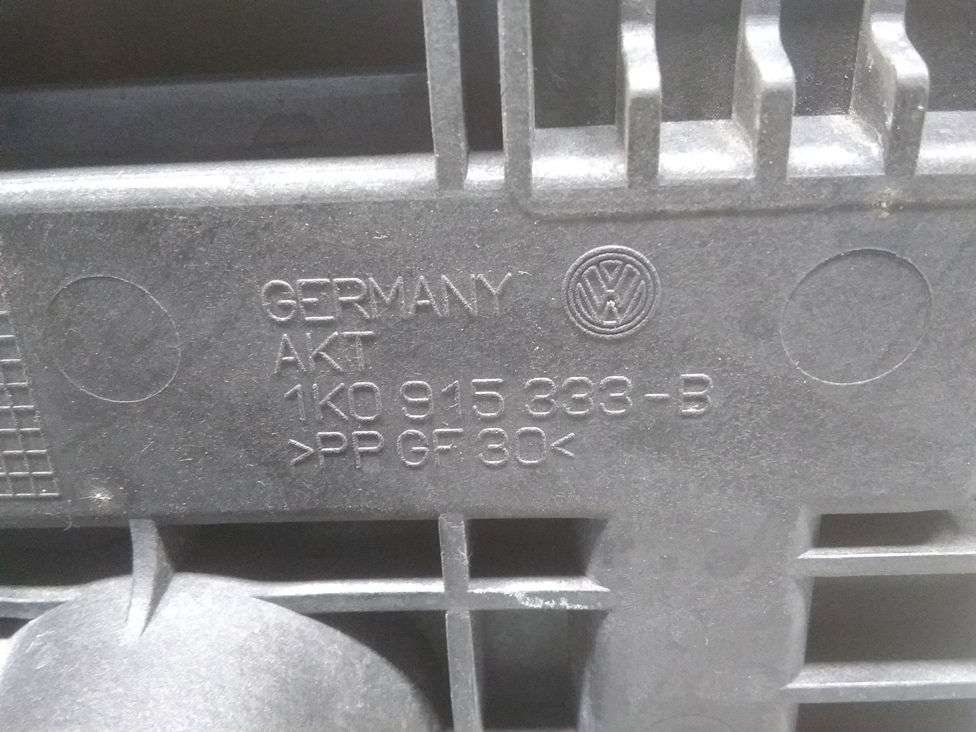 Audi A3 8P original Batteriekonsole Batteriekasten Bj.2004