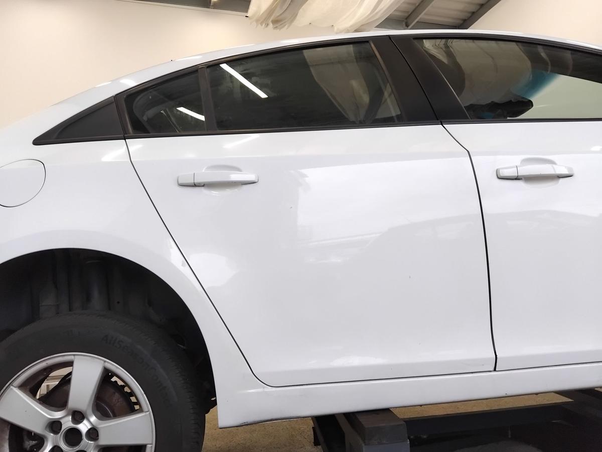 Chevrolet Cruze J300 T&uuml;r hinten rechts weiss 4-t&uuml;rig Limousine BJ2011