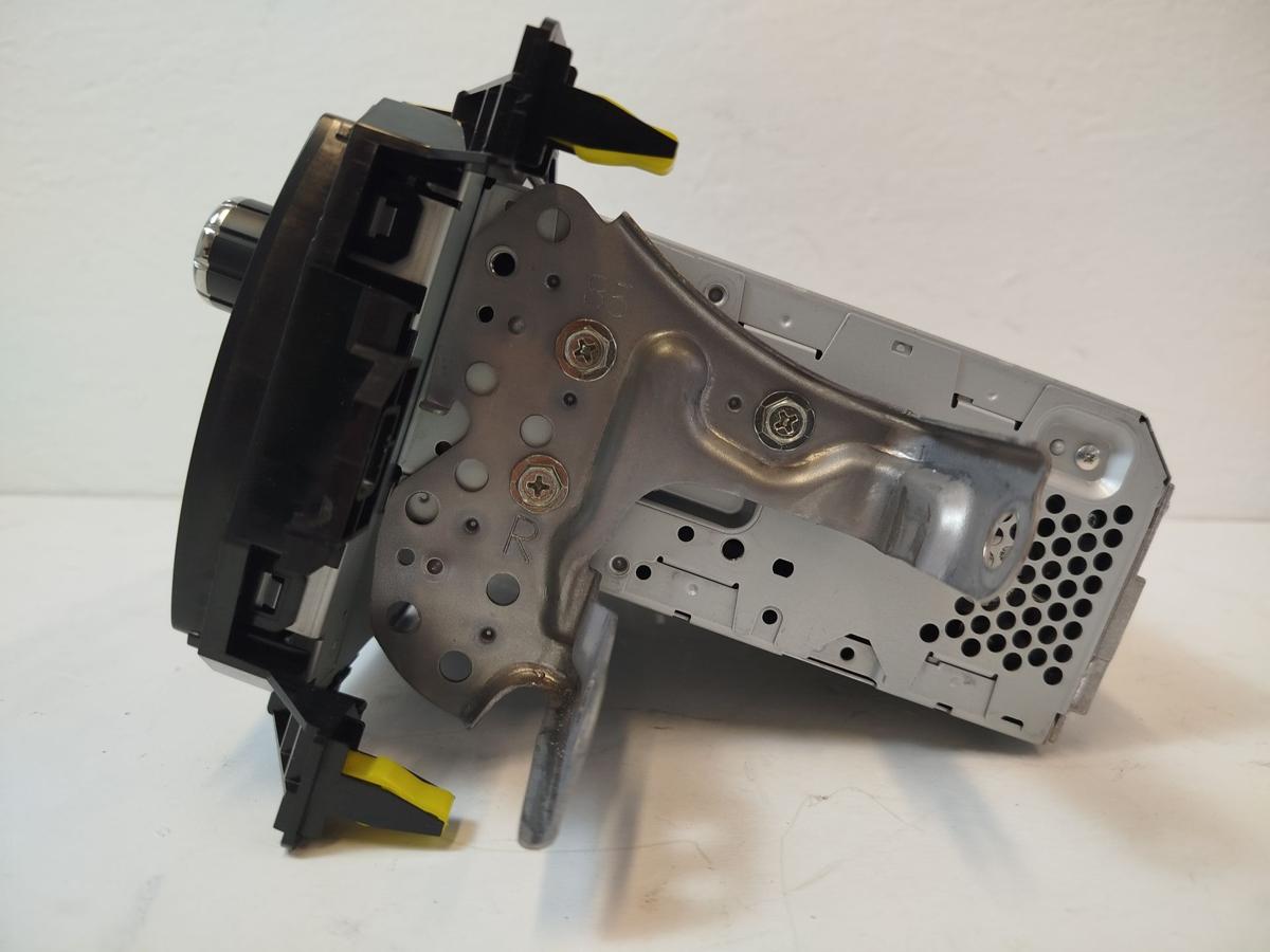 Toyota Yaris XP13 Autoradio Radio mit Navigationssystem Multimediaeinheit