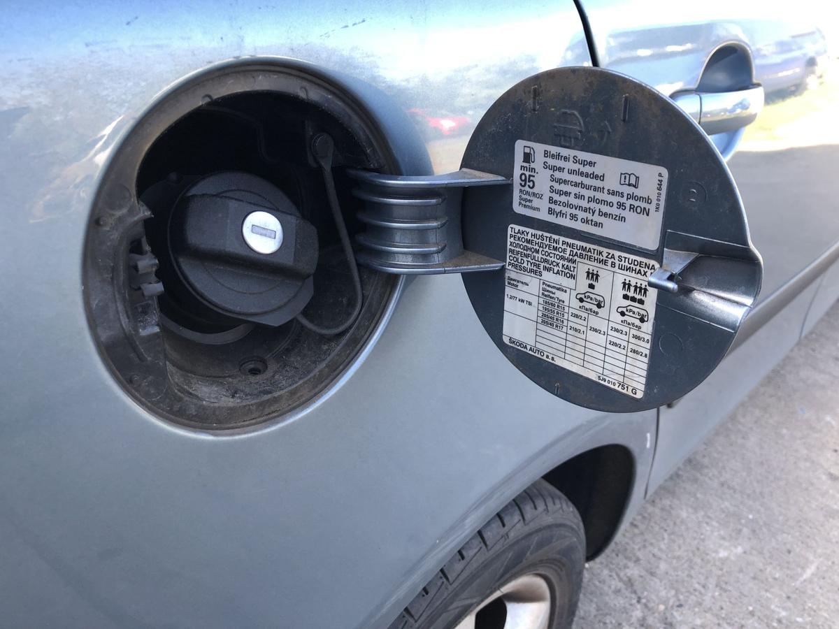 Skoda Fabia II 2 5J Tankklappe Tankdeckel Tankverschluss Komb LF5X Satin Grey