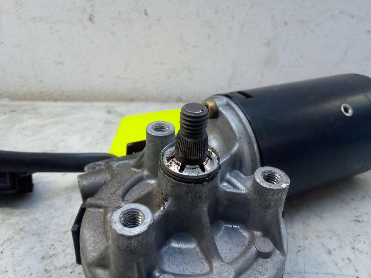 Mercedes W201 Wischermotor vorn ohne Gest&auml;nge 0390241302 BOSCH BJ1987