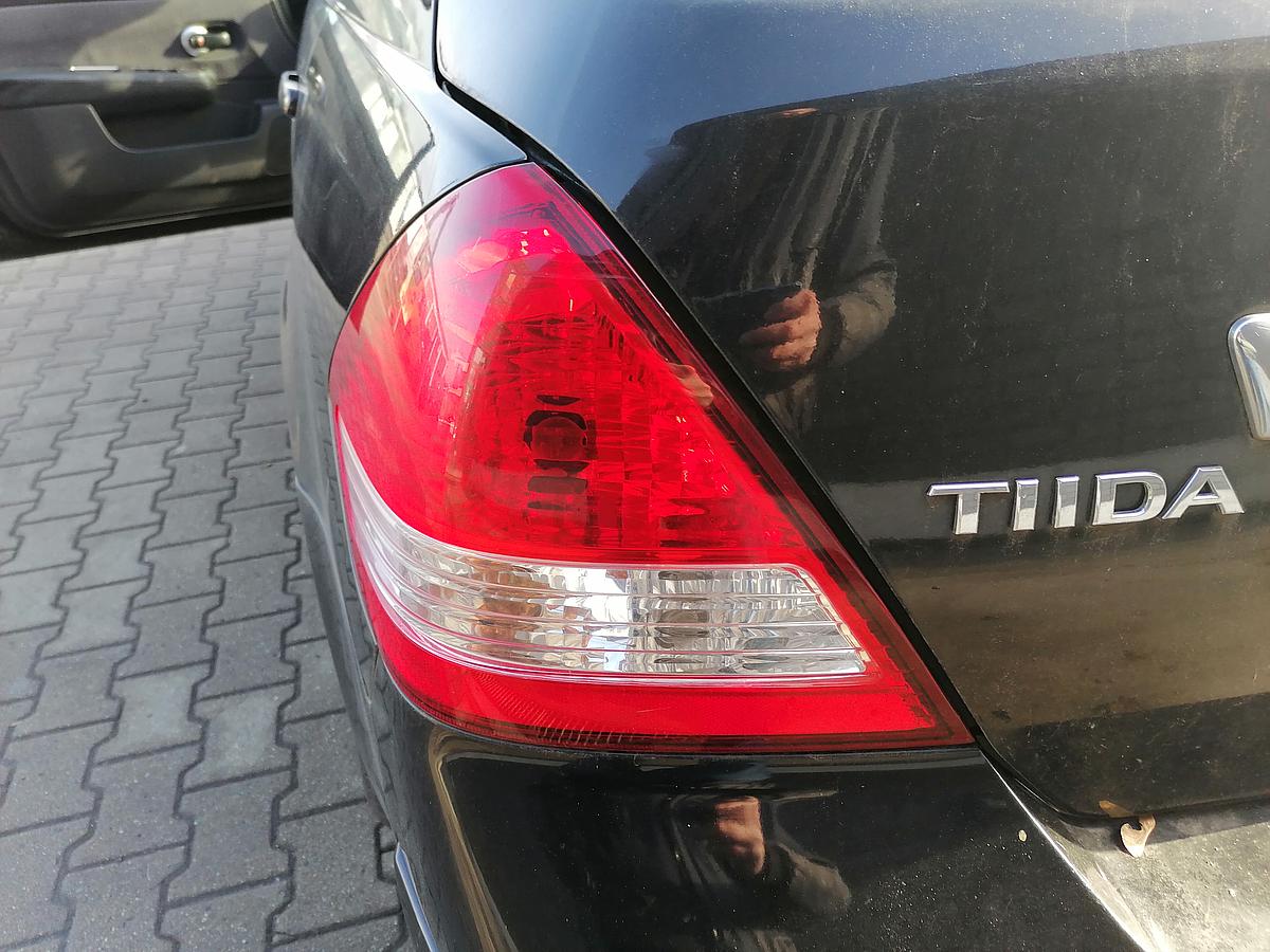 Nissan Tiida Rücklicht links Rückleuchte Heckleuchte Stufenheck 04-11