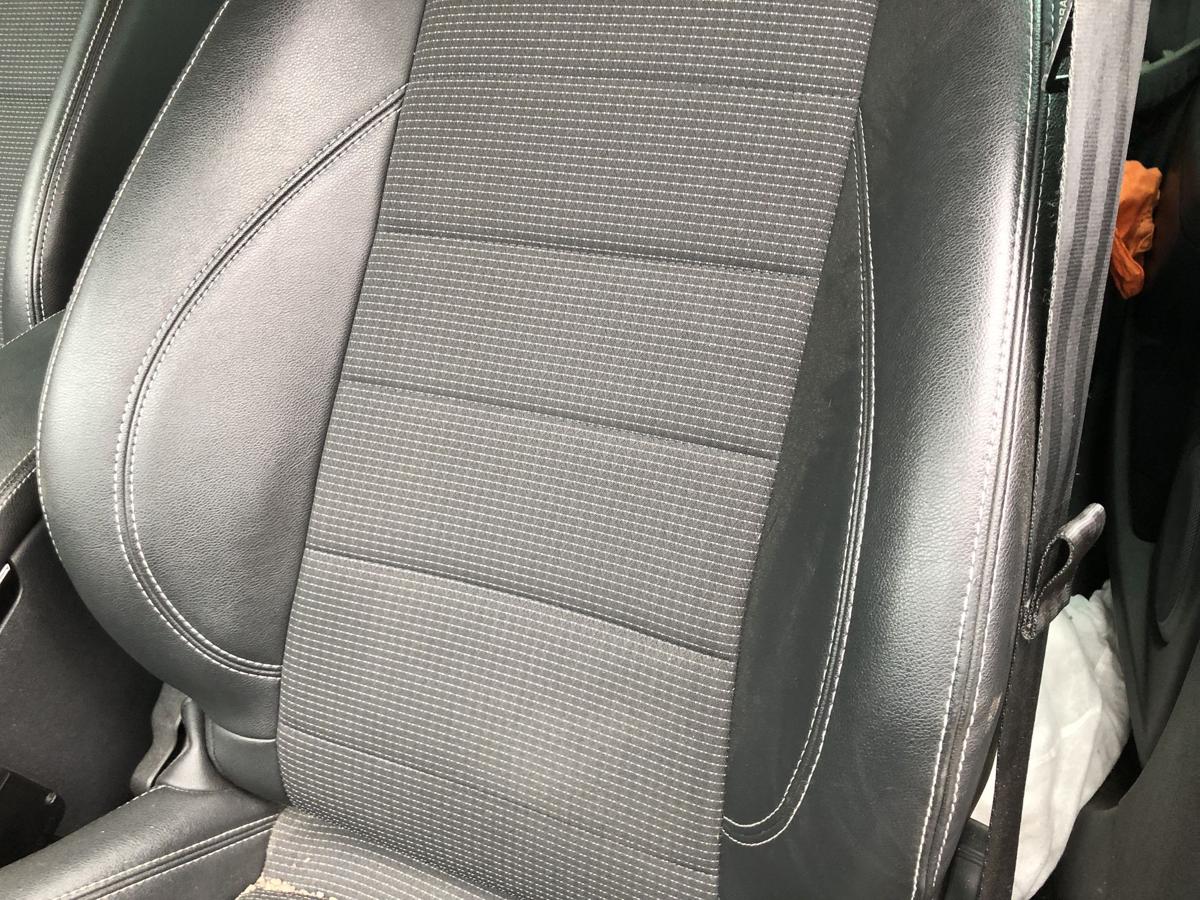 Renault Megane 3 III Grandtour Sitz vorn links Fahrersitz Kunstleder GT Logo