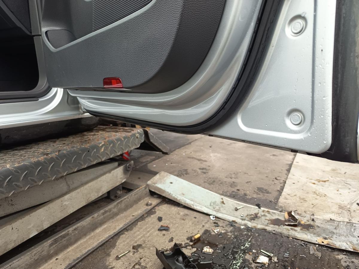 VW Golf V 5 türer original Tür vorn rechts Beifahrer A7W Reflexsilber Bj 2005