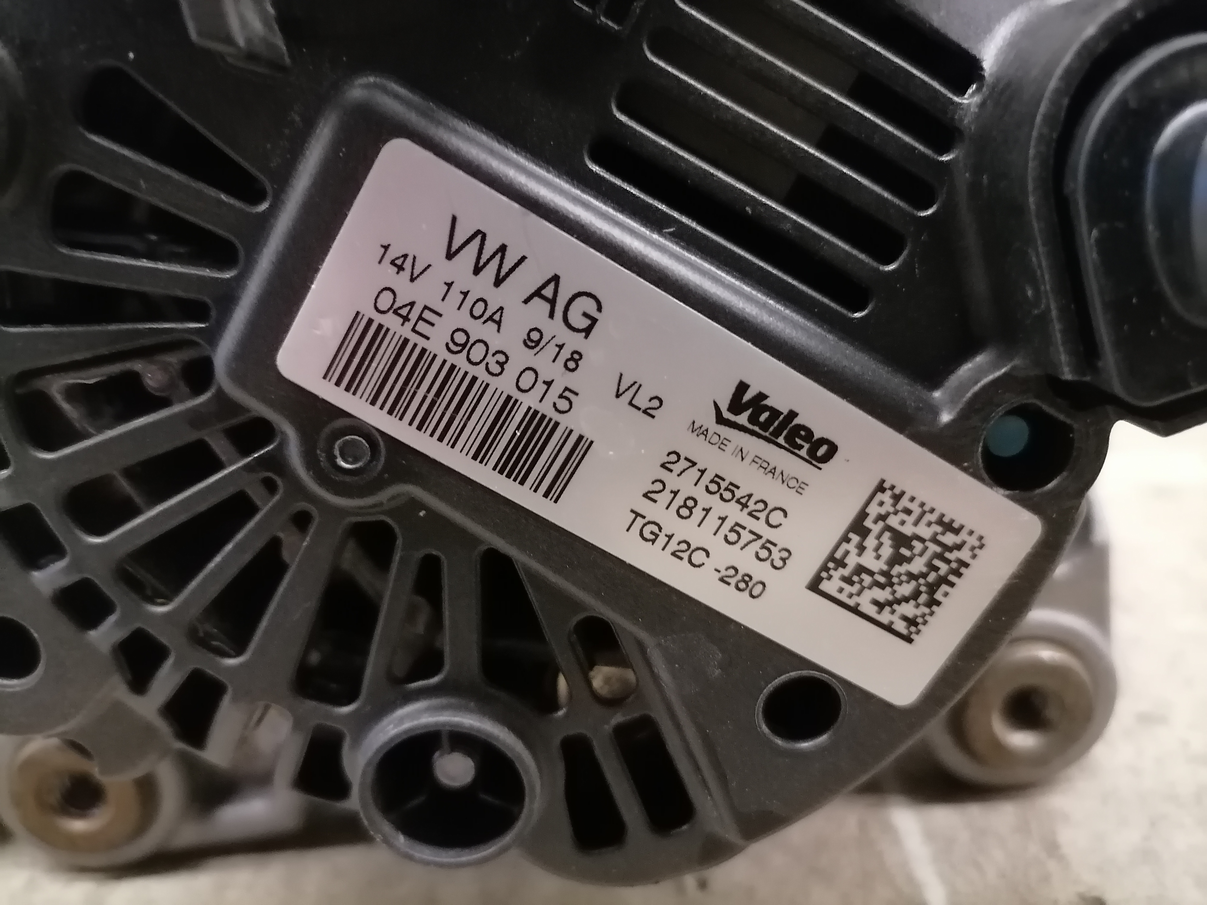 VW Golf 7 VII BJ17 Lichtmaschine Generator 04E903015 Valeo