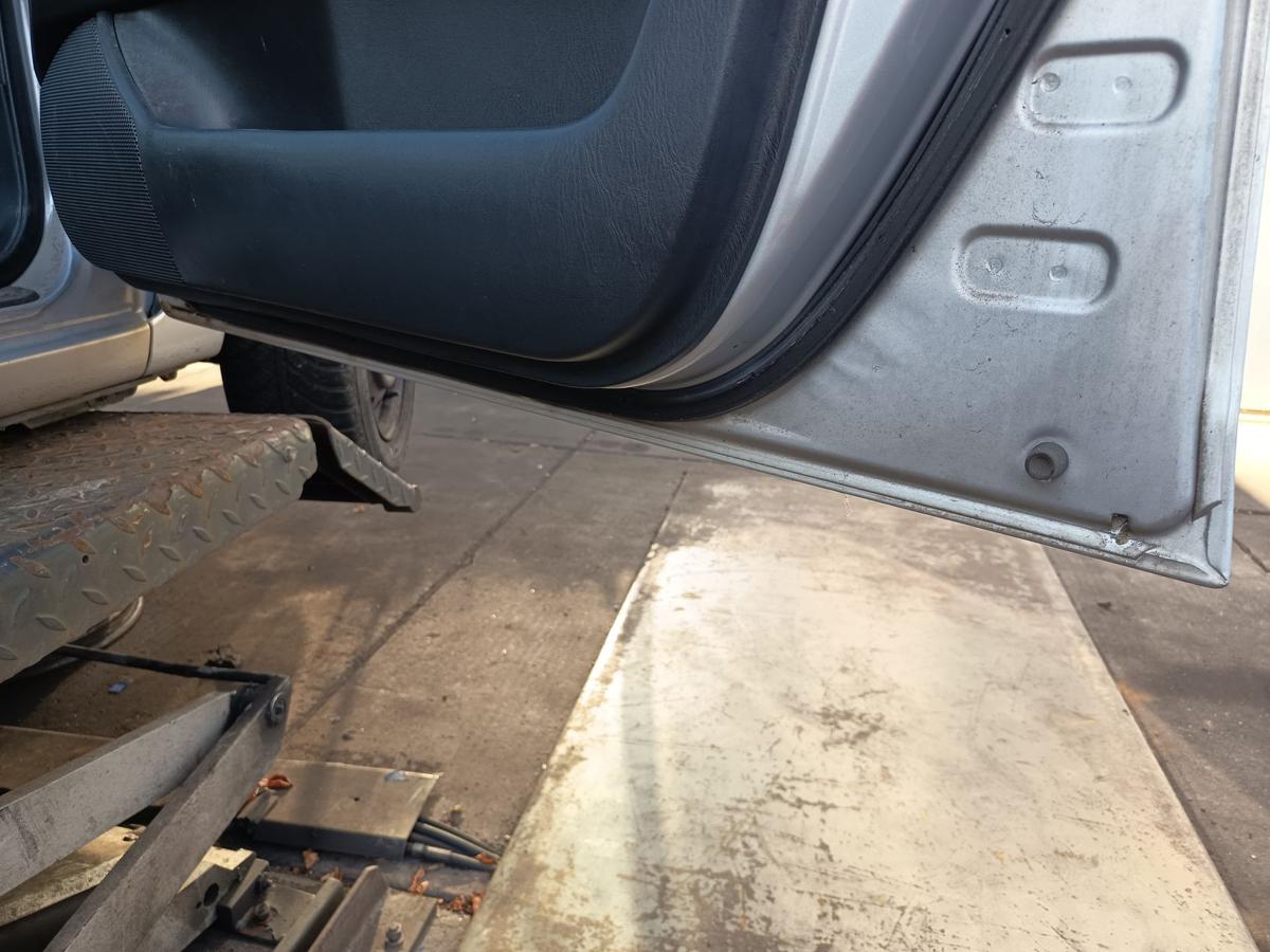 Toyota Corolla E12 original T&uuml;r vorn rechts Beifahrer 199 Brillantsilber Bj 2003