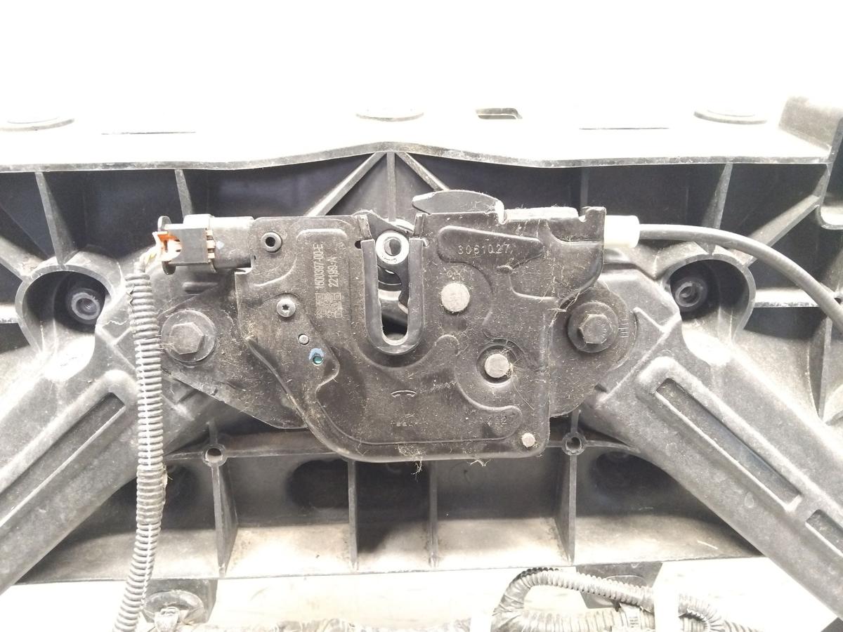 Tesla Model Y original Schlosstr&auml;ger Frontmittelteil BJ2023