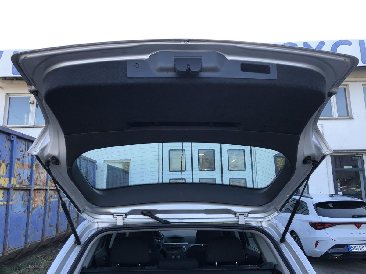 Opel Astra H Caravan Heckklappe mit Scheibe Kombi Anrostung 2AU Starsilber III