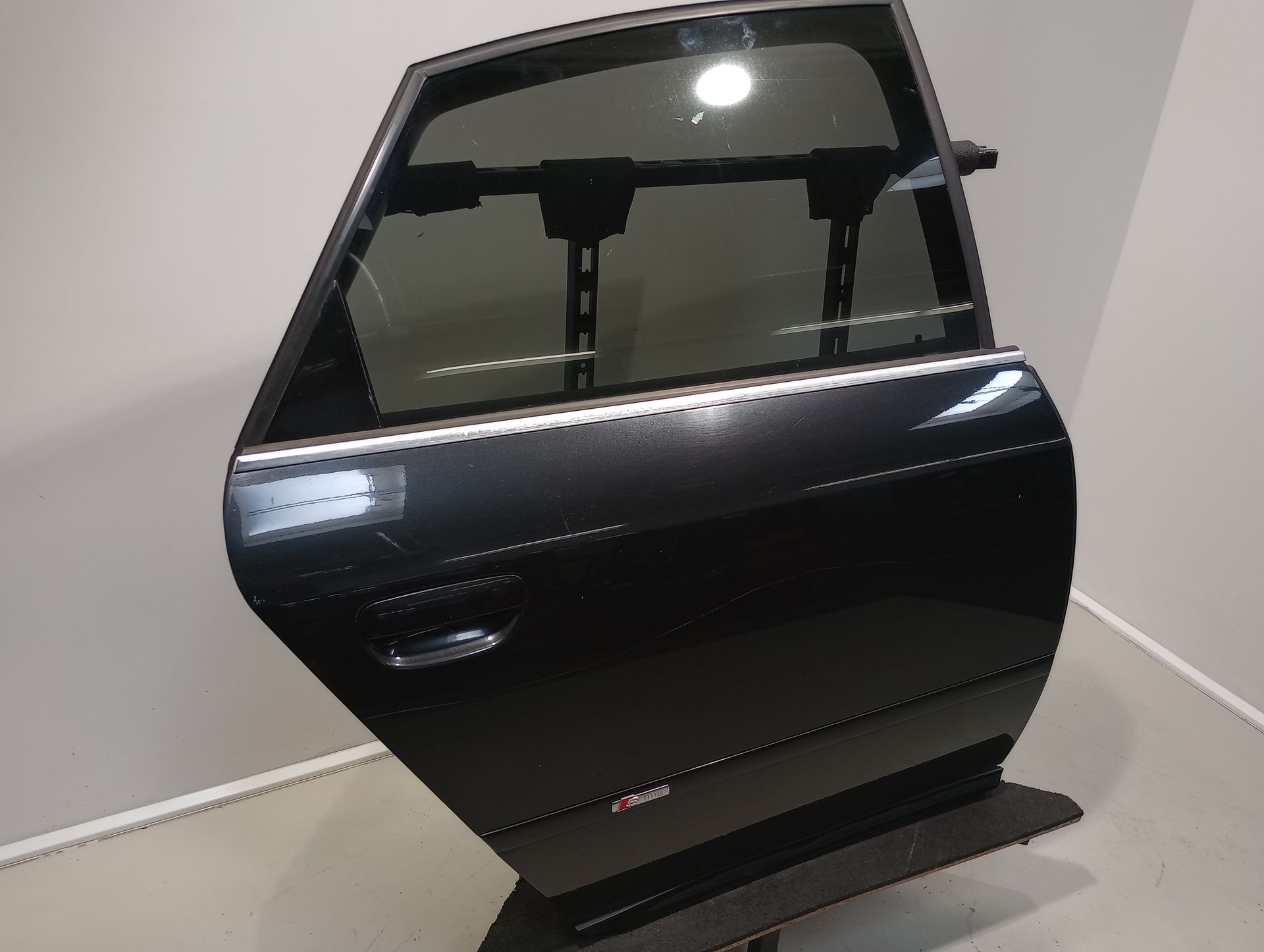 Audi A6 4B Limo original T&uuml;r hinten rechts Fond Z9W Ebonyschwarz Bj 2000