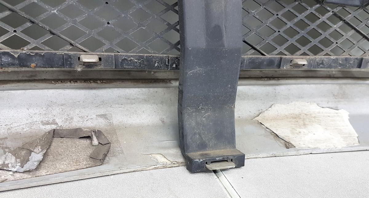 Mercedes C Klasse W203 Sto&szlig;stange Sto&szlig;f&auml;nger vorn in 744 Brillantsilber Bj2000