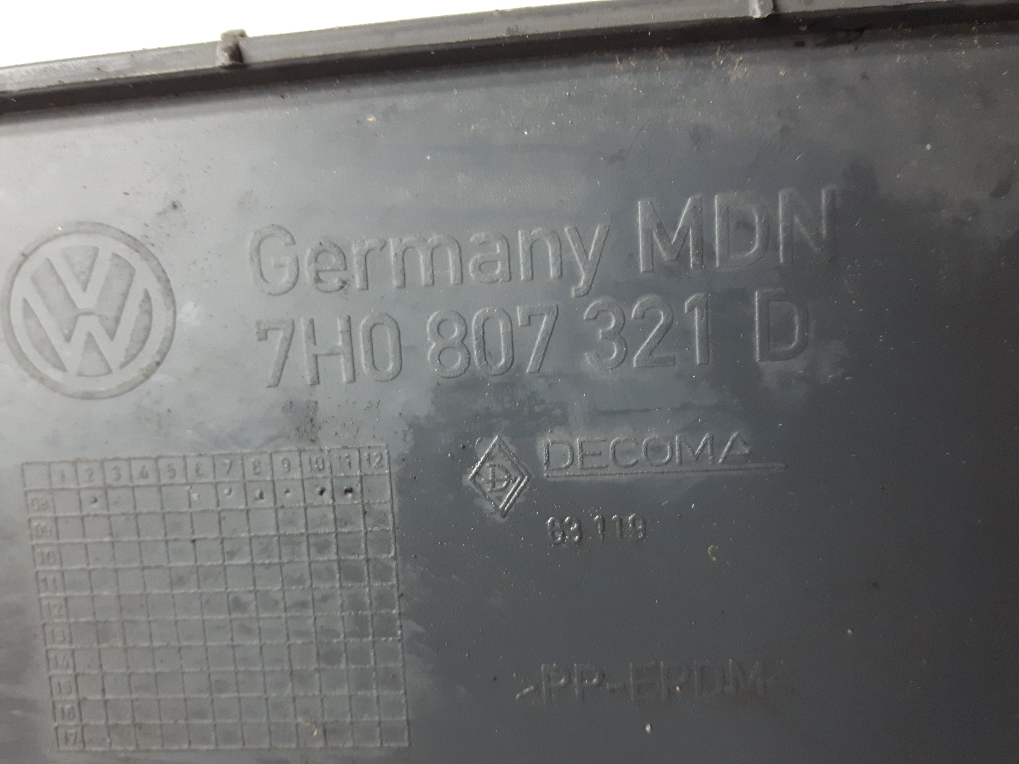 VW T5 7H Bj.2008 original Plastik-Blende unter Rückleuchte links