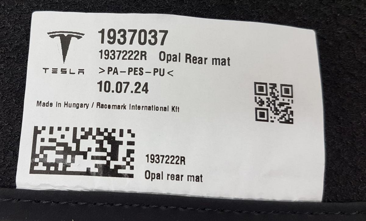 Tesla Model Y original Fu&szlig;mattensatz Textil Teppich Bj2025 NEUWERTIG