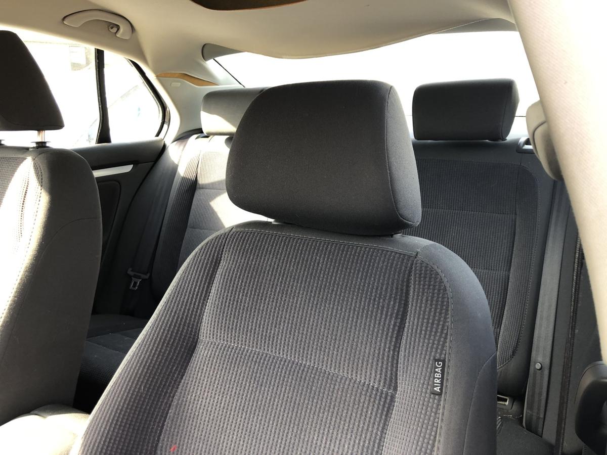 VW Jetta 1K Sitz vorn links Fahrersitz Stoff mit Heizung Autositz