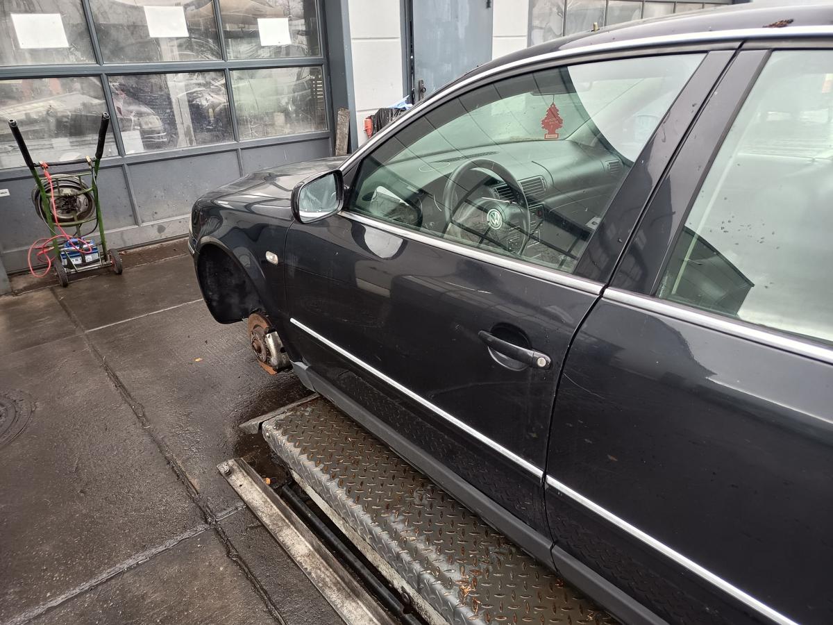 VW Passat 3BG original T&uuml;r vorn links Fahrer C9Z Black Magic Bj 2003