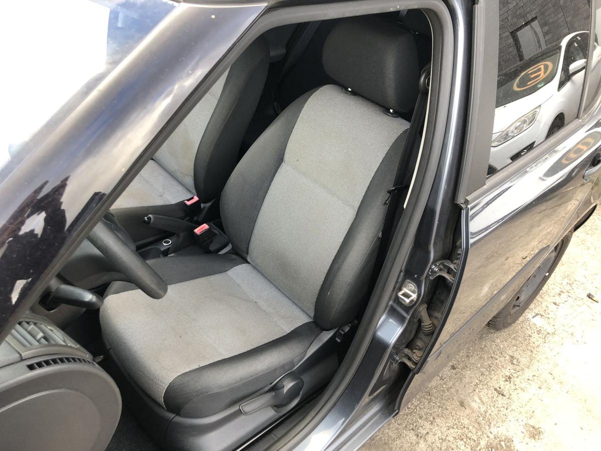 Skoda Fabia 5J Sitz vorn links Fahrersitz Stoff ohne Heizung Autositz