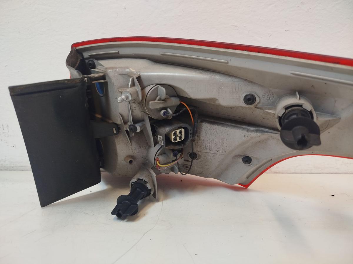 Ford Focus DYB CEW Turnier R&uuml;ckleuchte links au&szlig;en Ecke Facelift OHNE LED