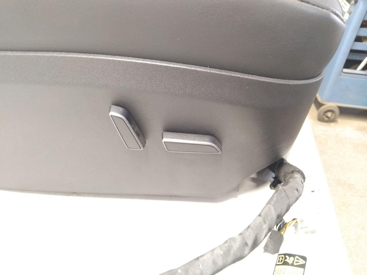 Tesla Model Y original Sitz vorn rechts Beifahrersitz schwarz Pure Black BJ2023