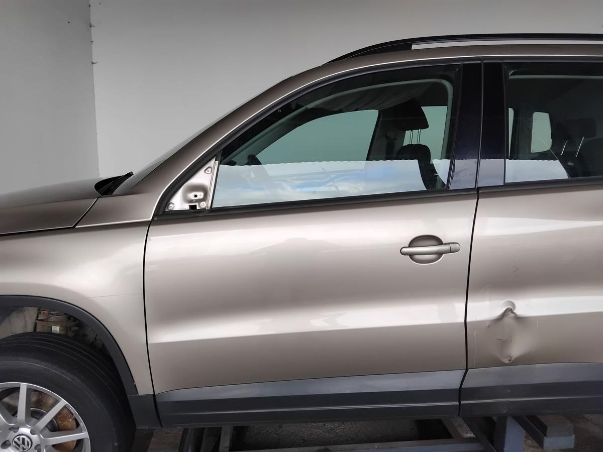 VW Tiguan 5N2 T&uuml;r vorn links Fahrert&uuml;r titaniumbeigemetallic LA1X BJ2012