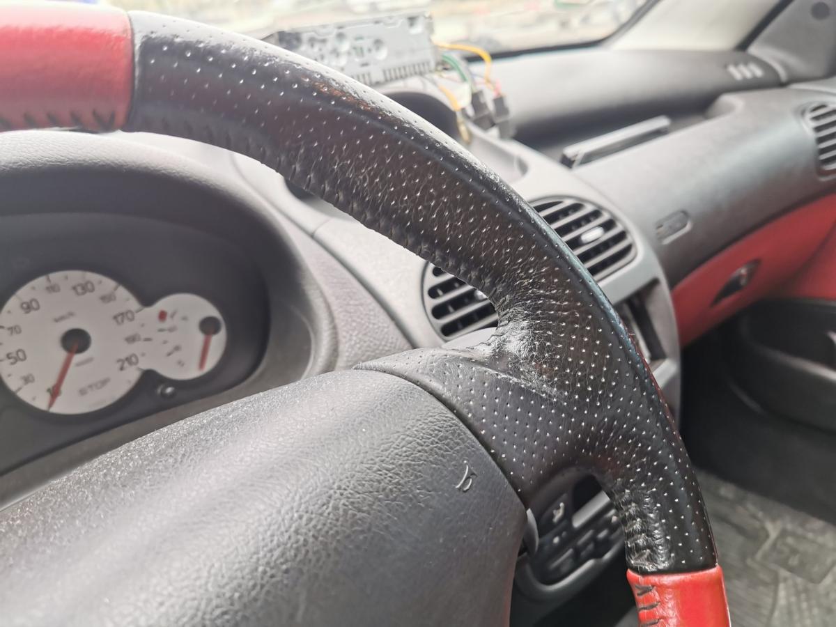 Peugeot 206 CC Lenkrad Leder Lederlenkrad rot schwarz gelocht
