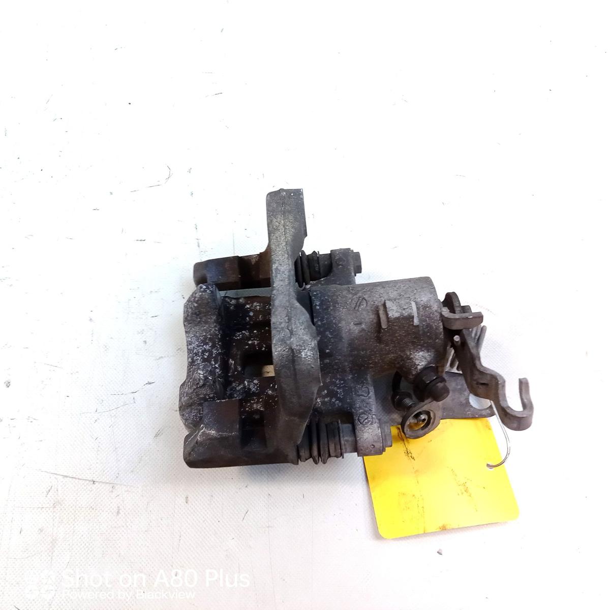 Audi A3 8P original Bremssattel Hinterachse links mit Tr&auml;ger 253x10mm Bj.2003