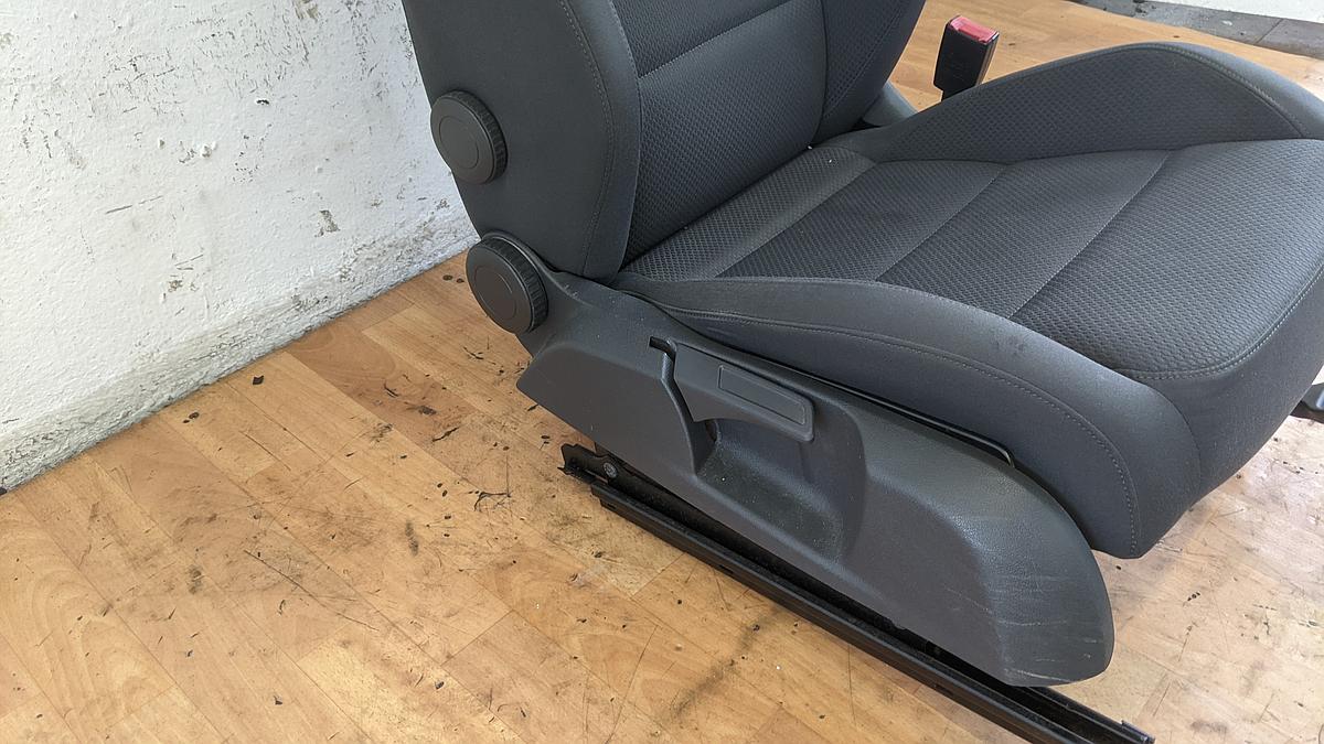 VW Golf V Beifahrersitz Sitz vorn rechts Stoff SHZ 1K4881106GD