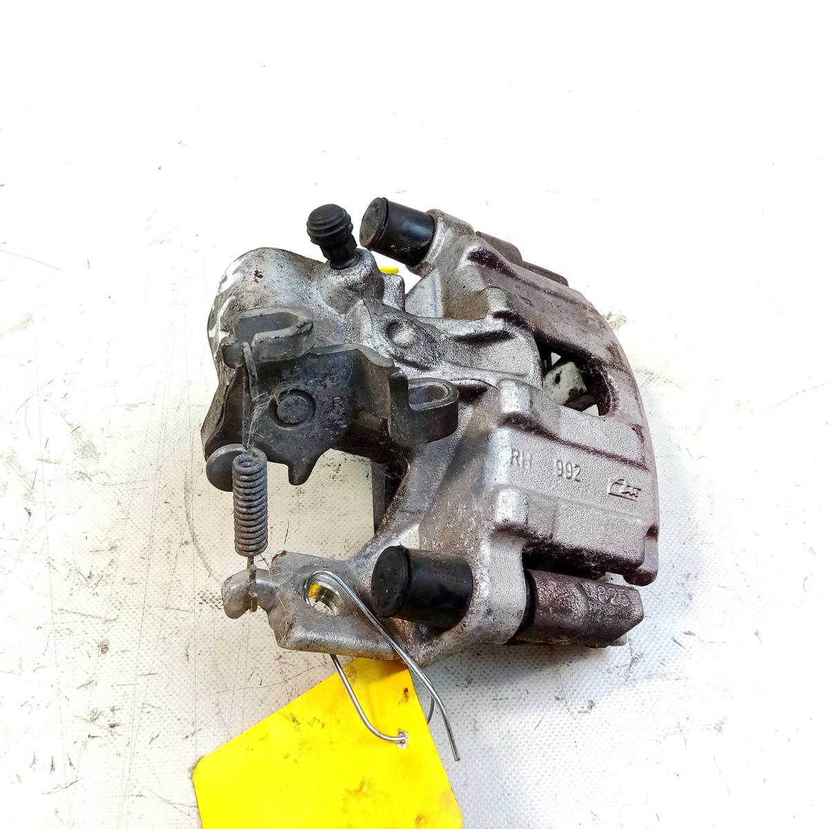 Toyota Yaris 3 Hybrid XP13 original Bremssattel hinten rechts mit Tr&auml;ger Bj.2020