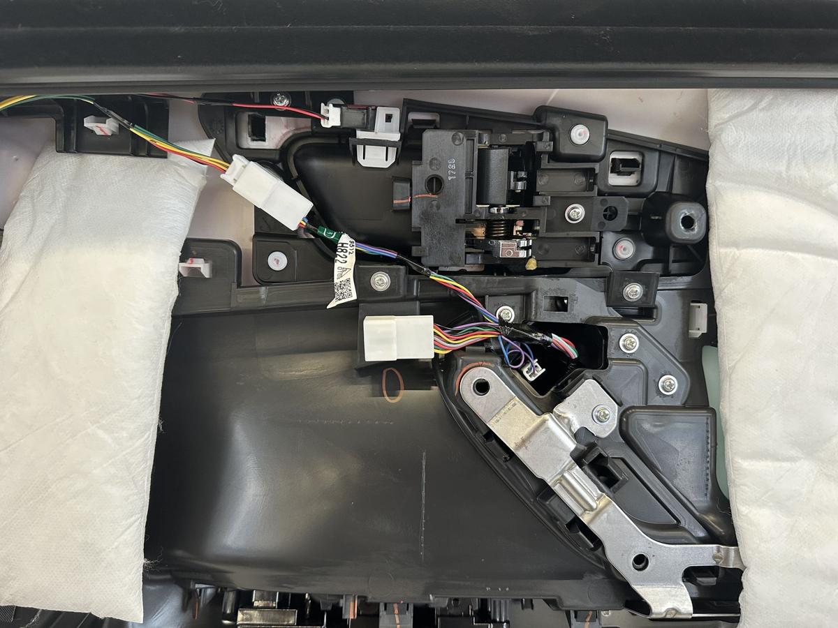 Mitsubishi Eclipse Cross GK0 ab21 T&uuml;rverkleidung vorn links T&uuml;rpappe OEM